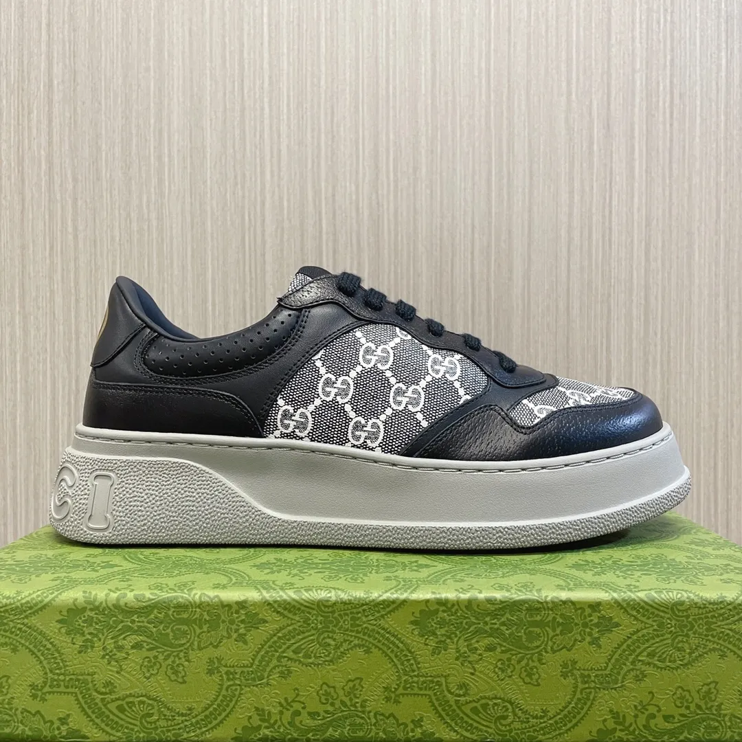 All details of P660 are all genuine leather. Welcome to compare with Gucci~~ The new upgraded version, original original color, with overseas purchase air packaging⚠️ @GG couple thick-soled shoes...biscuit shoes...white shoes...sports shoes...flat shoes...catwalk style: celebrities, Internet celebrities, Xiaohongshu, etc. will definitely plant grass and call ❤ Original customized cowhide fabric (classic old floral fabric, perforation, embossing technology), the original bottom has a large Gucci Logo, and there is a GG on the heel Logo, 5cm thick sole, classic Gucci webbing... Men's size 39-44